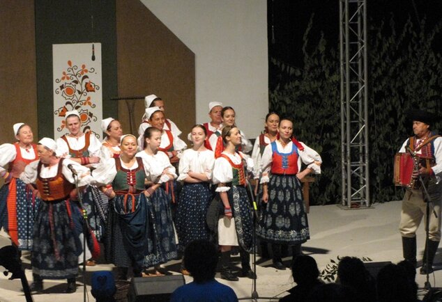 Vystúpenie folklórnej skupiny Lubená z Poluvsia v programe Stretnutie